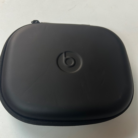 Beats headphone case Case only good condition - Picture 1 of 4